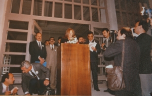 Rezan Elbeyli Şeref Salonu merdivenlerinde konuşmasını yaparken. 