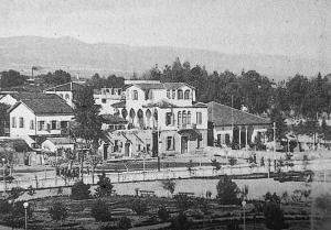 Yıl 1945; sağdaki yapı günümüzde yaşıyor: Pembe Köşk ve Çankaya İlkokulu. - Ali Merzeci arşivi