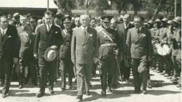 Atatürk-solda-Vali-Rüknettin.jpg