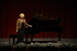 Gülsin-Onay-1.jpg